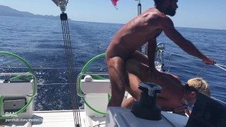 BAAL Mec baise bareback en bateau